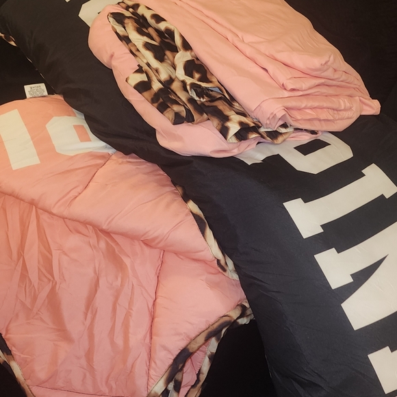 Victoria Secret Pink twin bedding - Picture 2 of 4